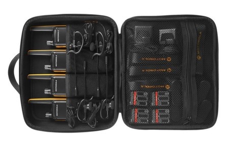 MOTOROLA T82 EXTREME walkie talkie komplet, 4-KIT, PMR446, VOX funkcija, doseg 10km, polnilna baterija, LED svetilka, IPX4 vodoodpornost, +dodatki, črno-rumen