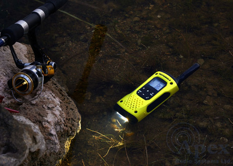 MOTOROLA T92 H20 walkie talkie komplet, 2-KIT, PMR446, VOX funkcija, doseg 10km, polnilna baterija, LED svetilka, IP67 vodoodpornost, +dodatki, rumeno-črn