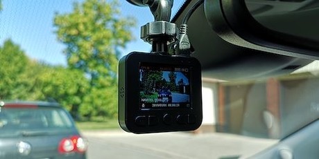 Avto kamera NAVITEL R300 GPS, Full HD, 2" zaslon, Night Vision, GPS, 140° snemalni kot, G-senzor, aplikacija