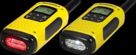 MOTOROLA T92 H20 walkie talkie komplet, 2-KIT, PMR446, VOX funkcija, doseg 10km, polnilna baterija, LED svetilka, IP67 vodoodpornost, +dodatki, rumeno-črn