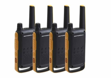 MOTOROLA T82 EXTREME walkie talkie komplet, 4-KIT, PMR446, VOX funkcija, doseg 10km, polnilna baterija, LED svetilka, IPX4 vodoodpornost, +dodatki, črno-rumen