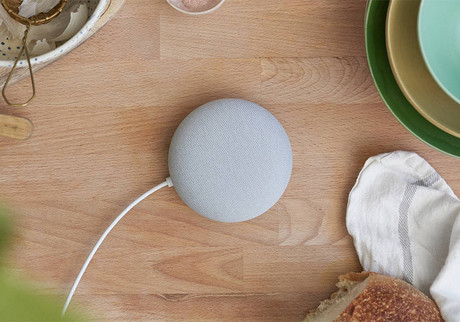 Google Nest Mini 2nd Gen pametni zvočnik, Bluetooth 5.0, WiFi, Google Assistant + Home, glasovni pomočnik, glasovno upravljanje, 3x mikrofon, bel (Chalk)