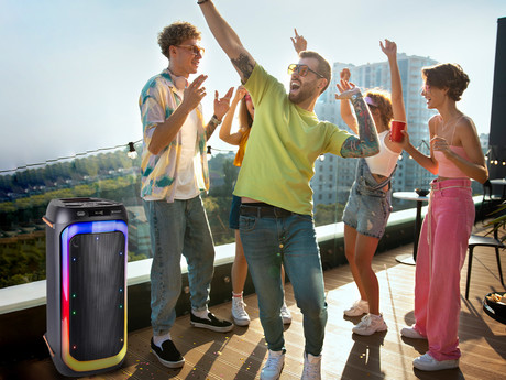 EOL - TREVI XF 780 KB prenosni KARAOKE zvočnik, FM Radio, Bluetooth, 110W RMS, TWS, Equalizer, polnilna baterija, RGB LED osvetlitev, USB / microSD / AUX / MIC-in, črn