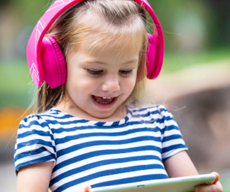 PowerLocus P2 KIDS brezžične naglavne slušalke, otroške, Bluetooth, polnilna baterija, do 15 ur, LED osvetlitev, zložljive, USB Type-C, AUX, +torbica, roza