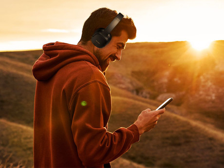 MANTA RYTMO ELEGANCE brezžične naglavne slušalke, Bluetooth 5.3, Hybrid ANC, polnilna baterija, do 50 ur, zložljive, 4x mikrofon, USB Type-C, AUX, +torbica, črne (Phantom Black)