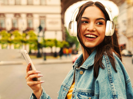 MANTA RYTMO ELEGANCE brezžične naglavne slušalke, Bluetooth 5.3, Hybrid ANC, polnilna baterija, do 50 ur, zložljive, 4x mikrofon, USB Type-C, AUX, +torbica, bež (Creamy White)
