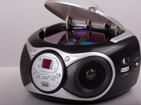 EOL - TREVI CD 512 Boombox radijski in CD predvajalnik, FM Radio, AUX, LCD zaslon, antena, črn