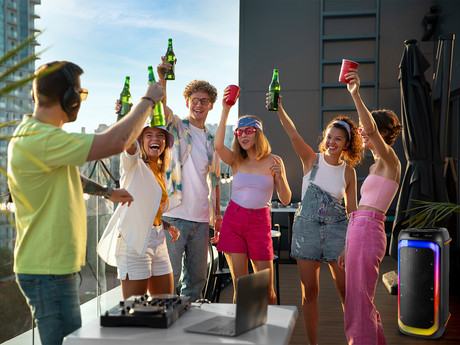 EOL - TREVI XF 780 KB prenosni KARAOKE zvočnik, FM Radio, Bluetooth, 110W RMS, TWS, Equalizer, polnilna baterija, RGB LED osvetlitev, USB / microSD / AUX / MIC-in, črn