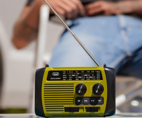 TREVI RA 7F30 BT DYNAMO radijski sprejemnik, 3v1, FM Radio, zvočnik, teleskopska antena, polnilna baterija, solarni panel, LED svetilka, retro izgled, prenosen, FM / AM / SW, USB, microSD, zeleno-črn