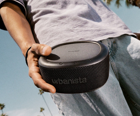 URBANISTA MALIBU prenosni SOLARNI zvočnik, solarno polnjenje, Bluetooth® 5.2, TWS / Stereo Link, polnilna baterija, brezplačna aplikacija, IP67 vodoodpornost, USB Type-C, siv (Desert Gray)