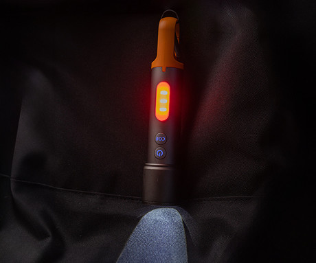 TRAVELER ročna LED svetilka, 500 lumnov, 9 načinov svetenja, ZOOM funkcija, priloženi filtri, 1200mAh polnilna baterija, IP44 vodoodpornost, USB Type-C, karabin