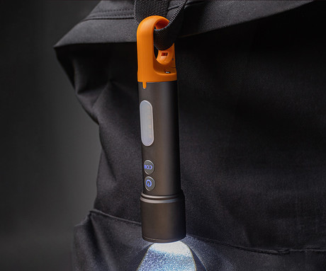 TRAVELER ročna LED svetilka, 500 lumnov, 9 načinov svetenja, ZOOM funkcija, priloženi filtri, 1200mAh polnilna baterija, IP44 vodoodpornost, USB Type-C, karabin