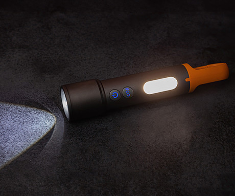 TRAVELER ročna LED svetilka, 500 lumnov, 9 načinov svetenja, ZOOM funkcija, priloženi filtri, 1200mAh polnilna baterija, IP44 vodoodpornost, USB Type-C, karabin