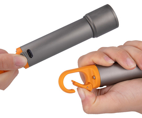 TRAVELER ročna LED svetilka, 500 lumnov, 9 načinov svetenja, ZOOM funkcija, priloženi filtri, 1200mAh polnilna baterija, IP44 vodoodpornost, USB Type-C, karabin