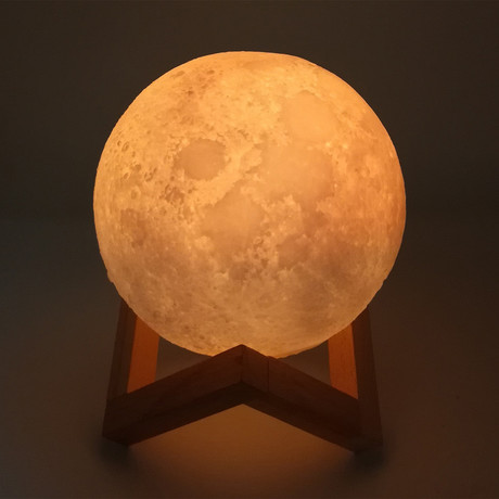 WELL namizna 3D MOON LED svetilka s spreminjanjem 7 barv na dotik (touch), leseno stojalo, na baterije, premer 15cm