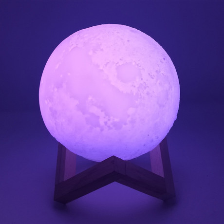 WELL namizna 3D MOON LED svetilka s spreminjanjem 7 barv na dotik (touch), leseno stojalo, na baterije, premer 15cm