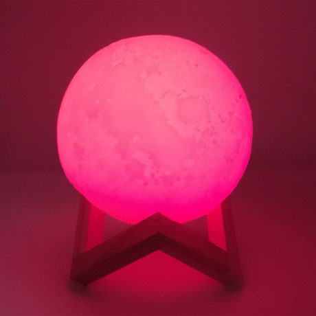 WELL namizna 3D MOON LED svetilka s spreminjanjem 7 barv na dotik (touch), leseno stojalo, na baterije, premer 15cm