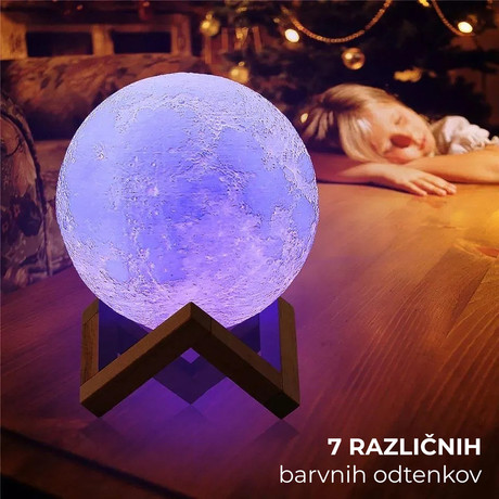 WELL namizna 3D MOON LED svetilka s spreminjanjem 7 barv na dotik (touch), leseno stojalo, na baterije, premer 15cm
