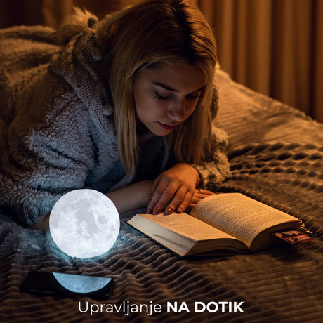 WELL namizna 3D MOON LED svetilka s spreminjanjem 7 barv na dotik (touch), leseno stojalo, na baterije, premer 15cm