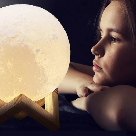 WELL namizna 3D MOON LED svetilka s spreminjanjem 7 barv na dotik (touch), leseno stojalo, na baterije, premer 15cm