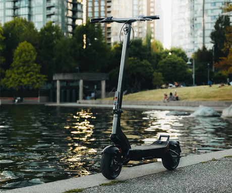 MS ENERGY URBAN X električni skiro, 10" gume, 2x 300W motor, 60km doseg, 720Wh 48V 15Ah baterija, vzmetenje, EBS sistem, Smart BMS, LCD zaslon, LED osvetlitev, aplikacija, srebrn (Titanium Steel)