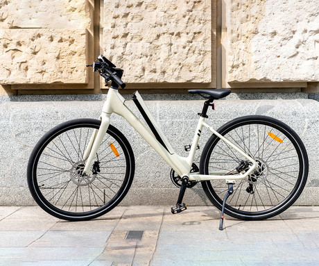 MS ENERGY C30 električno kolo, cestno / mestno, 27.5" pnevmatike, 250W motor, 360Wh 36V 10Ah baterija, do 60km, SHIMANO 8-prestav, disk zavore, LCD zaslon, LED osvetlitev, zadnji nosilec, aplikacija