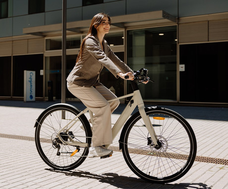 MS ENERGY C40 električno kolo, cestno / mestno, 27.5" pnevmatike, 250W motor, 360Wh 36V 10Ah baterija, do 60km, SHIMANO 8-prestav, disk zavore, LCD zaslon, LED osvetlitev, zadnji nosilec, aplikacija