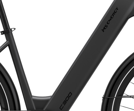 MS ENERGY C300 električno kolo, cestno / mestno, 27.5" pnevmatike, 250W 35Nm motor, 529Wh 36V 14.7Ah baterija, do 120km, CARBON GATES pogon, SHIMANO disk zavore, prednje vzmetenje, LCD zaslon