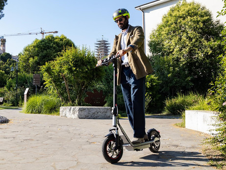 Električni skiro TREVI Velociptor STREET ES120EW, 450W motor, 12" pnevmatike, zložljiv, LED osvetlitev, brezplačna aplikacija, zložljiv, zaslon, do 25km/h, 36V 10Ah baterija, domet do 25 km, srebrn