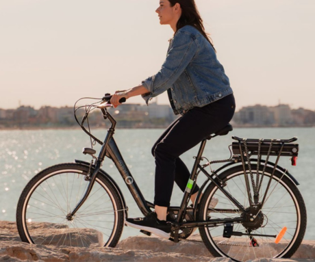 TREVI EMG SEA-TY električno kolo, cestno / mestno, 26" pnevmatike, 250W motor, 460Wh 36V 12.8Ah baterija, do 80km, SHIMANO 6-prestav, V-zavore, LCD zaslon, LED osvetlitev, zadnji nosilec, črno