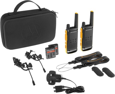 MOTOROLA T82 EXTREME walkie talkie komplet, 2-KIT, PMR446, VOX funkcija, doseg 10km, polnilna baterija, LED svetilka, IPX4 vodoodpornost, +dodatki, črno-rumen