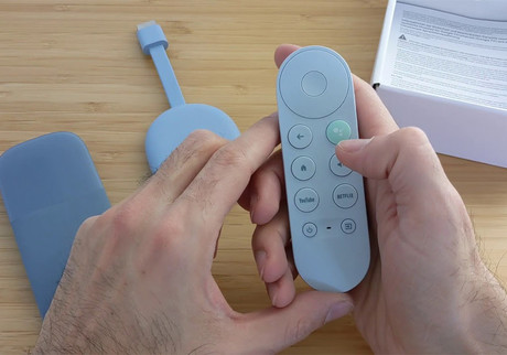 Google CHROMECAST 4K multimedijski predvajalnik / center, 4K UHD, HDR10, Dolby Atmos, Google Home + Assistant, WiFi, Bluetooth, glasovni daljinski upravljalnik, moder (Sky)