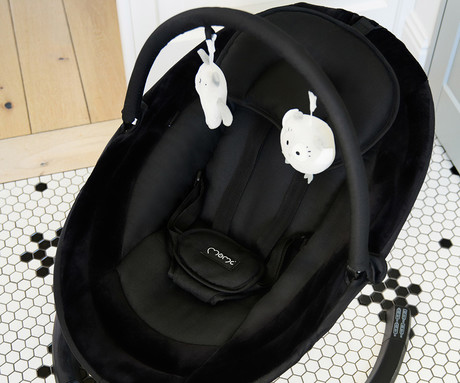 MoMi KENANI ONYX 2v1 otroški gugalnik / zibelka, električni, Bluetooth, 5 načinov zibanja, nastavljiv časovnik, melodije, lok z igračami, varnostni pas, daljinski upravljalnik, črn (Onyx)