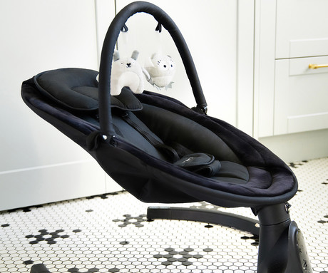 MoMi KENANI ONYX 2v1 otroški gugalnik / zibelka, električni, Bluetooth, 5 načinov zibanja, nastavljiv časovnik, melodije, lok z igračami, varnostni pas, daljinski upravljalnik, črn (Onyx)