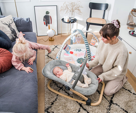 MoMi LUMIWOOD GRAY otroški gugalnik / zibelka, melodije, 3 stopnje vibriranja, igrače, varnostni pasovi, zložljiv, les, siva, rjava