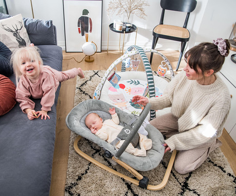 MoMi LUMIWOOD GRAY otroški gugalnik / zibelka, melodije, 3 stopnje vibriranja, igrače, varnostni pasovi, zložljiv, les, siva, rjava