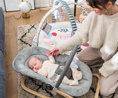MoMi LUMIWOOD GRAY otroški gugalnik / zibelka, melodije, 3 stopnje vibriranja, igrače, varnostni pasovi, zložljiv, les, siva, rjava