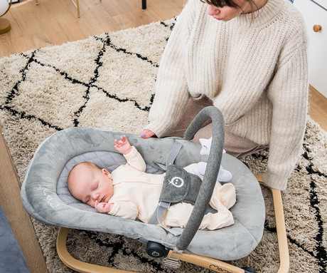 MoMi LUMIWOOD GRAY otroški gugalnik / zibelka, melodije, 3 stopnje vibriranja, igrače, varnostni pasovi, zložljiv, les, siva, rjava