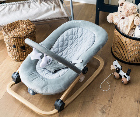 MoMi LUMIWOOD GRAY otroški gugalnik / zibelka, melodije, 3 stopnje vibriranja, igrače, varnostni pasovi, zložljiv, les, siva, rjava