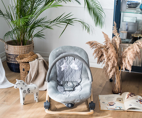 MoMi LUMIWOOD GRAY otroški gugalnik / zibelka, melodije, 3 stopnje vibriranja, igrače, varnostni pasovi, zložljiv, les, siva, rjava