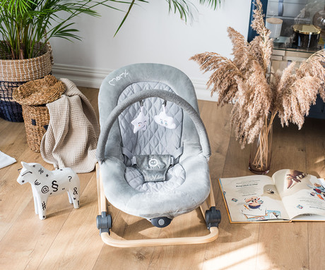 MoMi LUMIWOOD GRAY otroški gugalnik / zibelka, melodije, 3 stopnje vibriranja, igrače, varnostni pasovi, zložljiv, les, siva, rjava