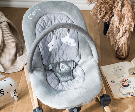 MoMi LUMIWOOD GRAY otroški gugalnik / zibelka, melodije, 3 stopnje vibriranja, igrače, varnostni pasovi, zložljiv, les, siva, rjava