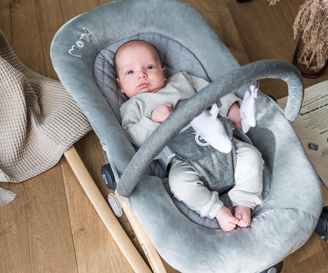 MoMi LUMIWOOD GRAY otroški gugalnik / zibelka, melodije, 3 stopnje vibriranja, igrače, varnostni pasovi, zložljiv, les, siva, rjava