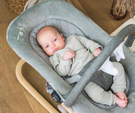 MoMi LUMIWOOD GRAY otroški gugalnik / zibelka, melodije, 3 stopnje vibriranja, igrače, varnostni pasovi, zložljiv, les, siva, rjava