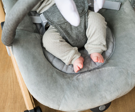 MoMi LUMIWOOD GRAY otroški gugalnik / zibelka, melodije, 3 stopnje vibriranja, igrače, varnostni pasovi, zložljiv, les, siva, rjava