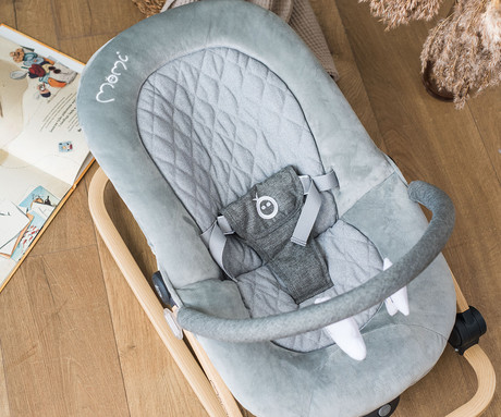 MoMi LUMIWOOD GRAY otroški gugalnik / zibelka, melodije, 3 stopnje vibriranja, igrače, varnostni pasovi, zložljiv, les, siva, rjava