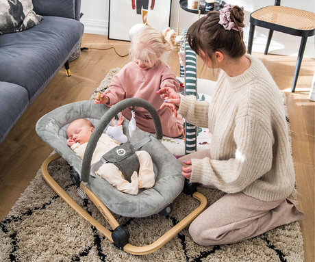 MoMi LUMIWOOD GRAY otroški gugalnik / zibelka, melodije, 3 stopnje vibriranja, igrače, varnostni pasovi, zložljiv, les, siva, rjava
