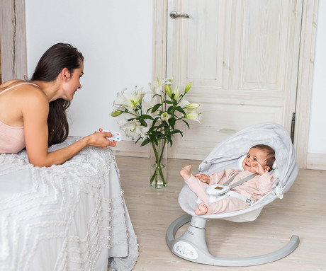 MoMi KENANI 2v1 otroški gugalnik / zibelka, električni, Bluetooth, 5 načinov zibanja, 10 melodij, časovnik, igrače, strehica, mreža, varnostni pasovi, zložljiv, +daljinec, svetlo siva