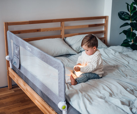 MoMi LEXI XL otroška ograja za posteljo, varovalna, univerzalna namestitev, zaščita pred premikanjem, namestitveni trakovi, zračna mrežica, žep, 180° odpiranje, 148 x 64 x 30 cm, temno siva
