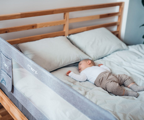 MoMi LEXI XL otroška ograja za posteljo, varovalna, univerzalna namestitev, zaščita pred premikanjem, namestitveni trakovi, zračna mrežica, žep, 180° odpiranje, 148 x 64 x 30 cm, temno siva